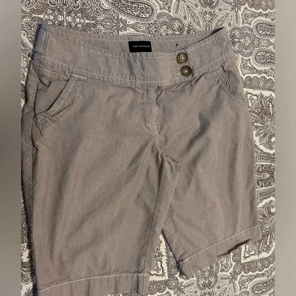 Limited Drew Fit Dress Shorts size 8.